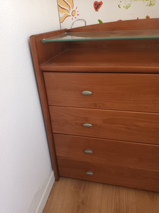 Cómoda de madeira com 4 gavetas