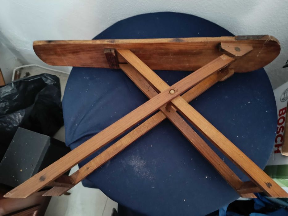 Brinquedo antigo em madeira com marcas do tempo