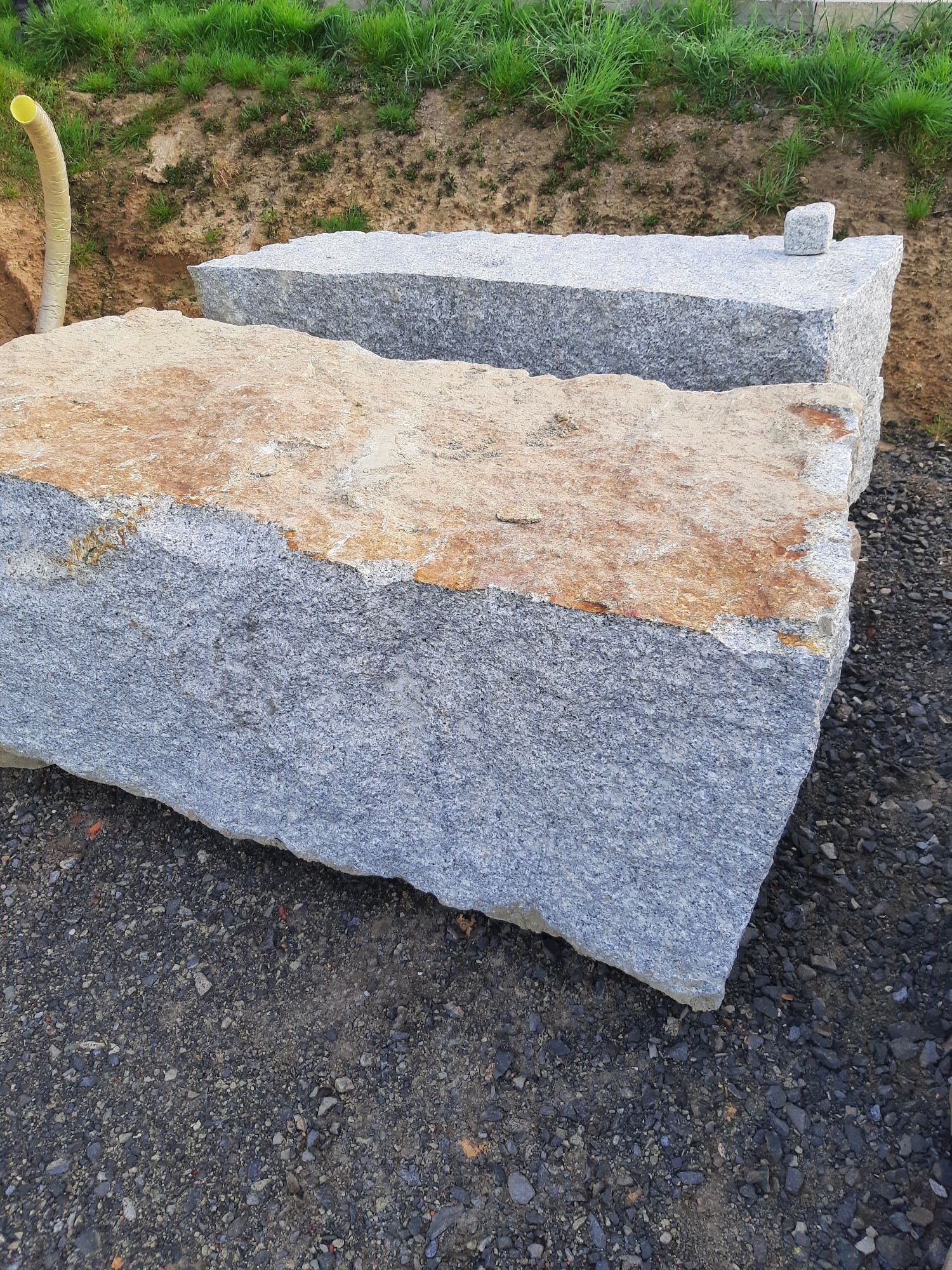Kostka granitowa opornik palisada kamien murowwy głazy gabionu blok