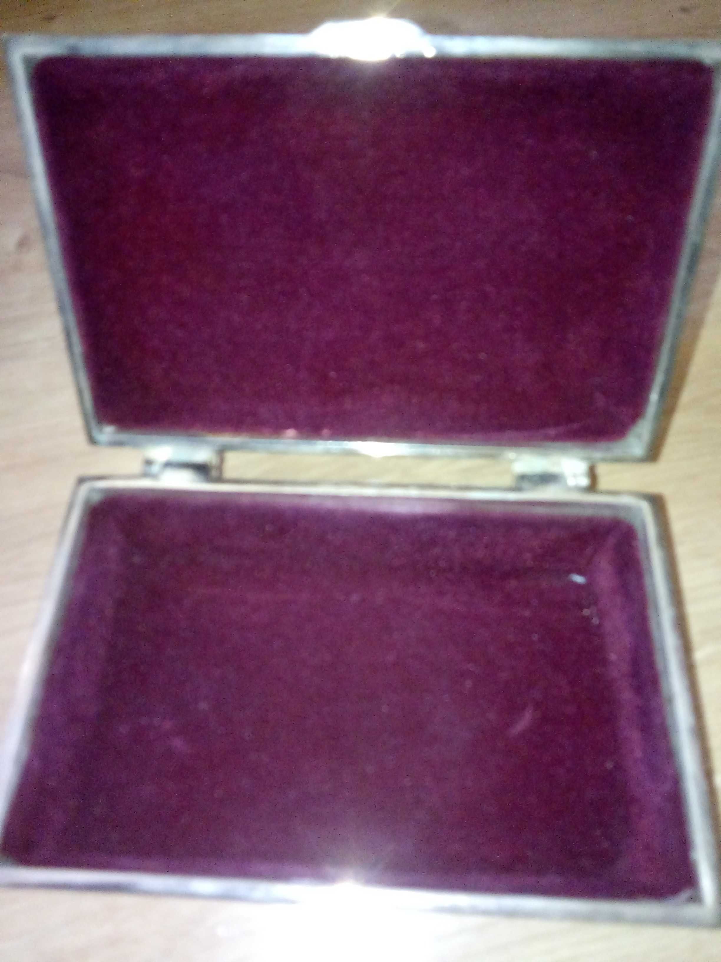 Szkatułka w różyczki