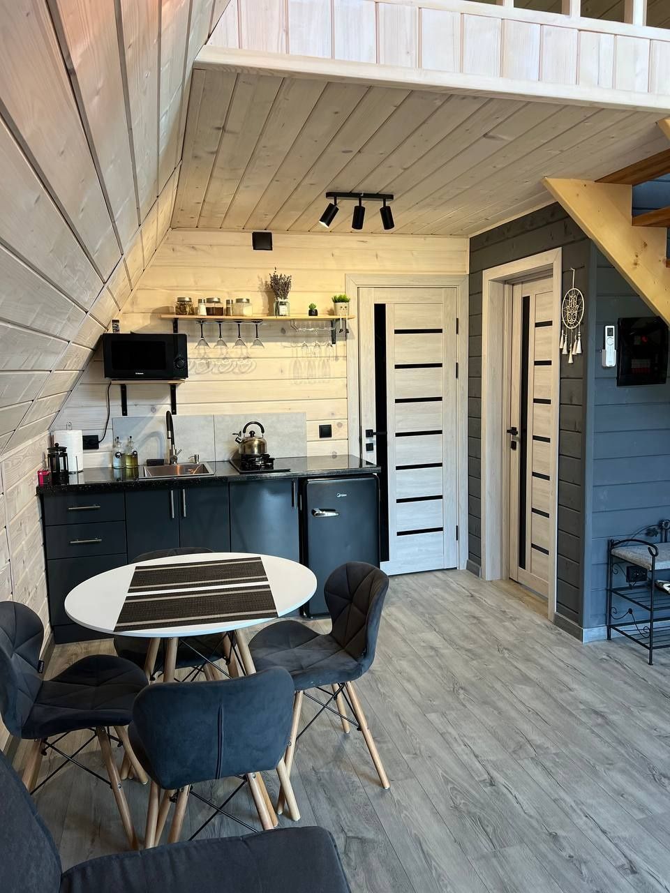 Оренда котеджу в стилі A-frame в Карпатах