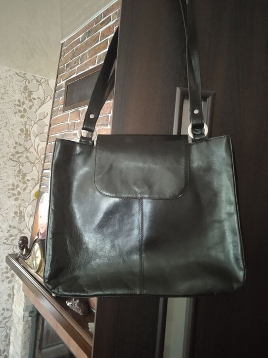 Сумка чорна, шкіряна.