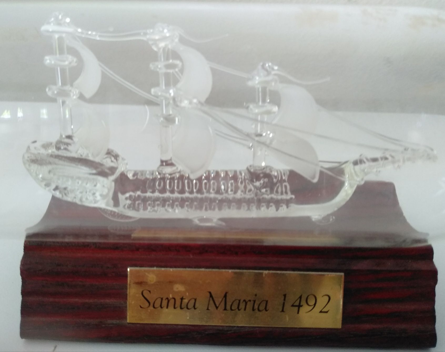 Garrafa de vidro com a Caravela Santa Maria no interior