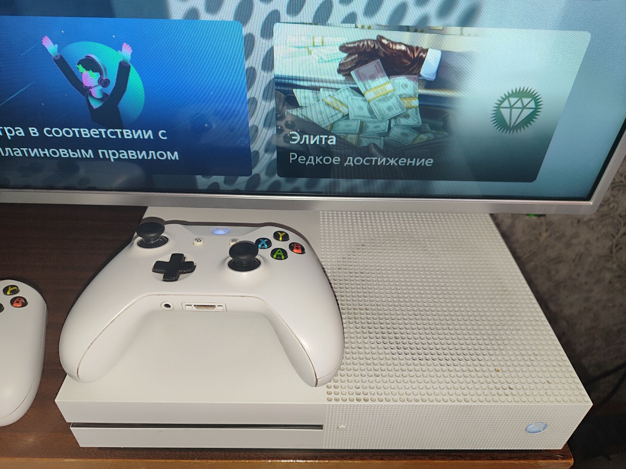 Xbox one s. Два геймпада+ аккаунт с подпиской. Состояние идеал