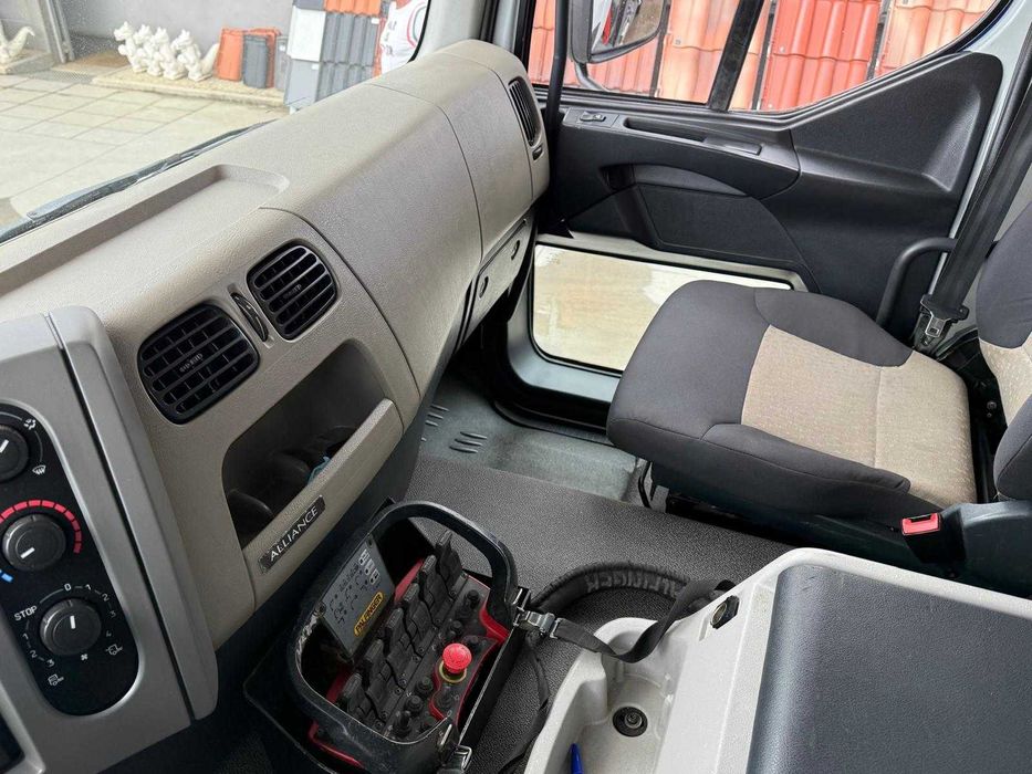 Camiao Renault com Grua