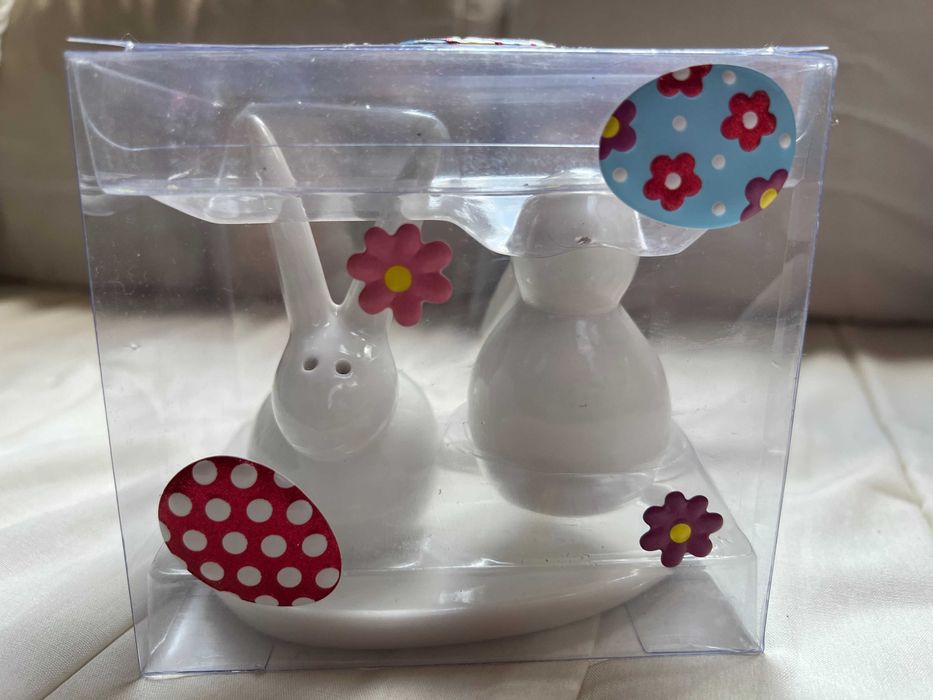 Zestaw białych ceramicznych solniczki i pieprzniczki - zajączków Homla