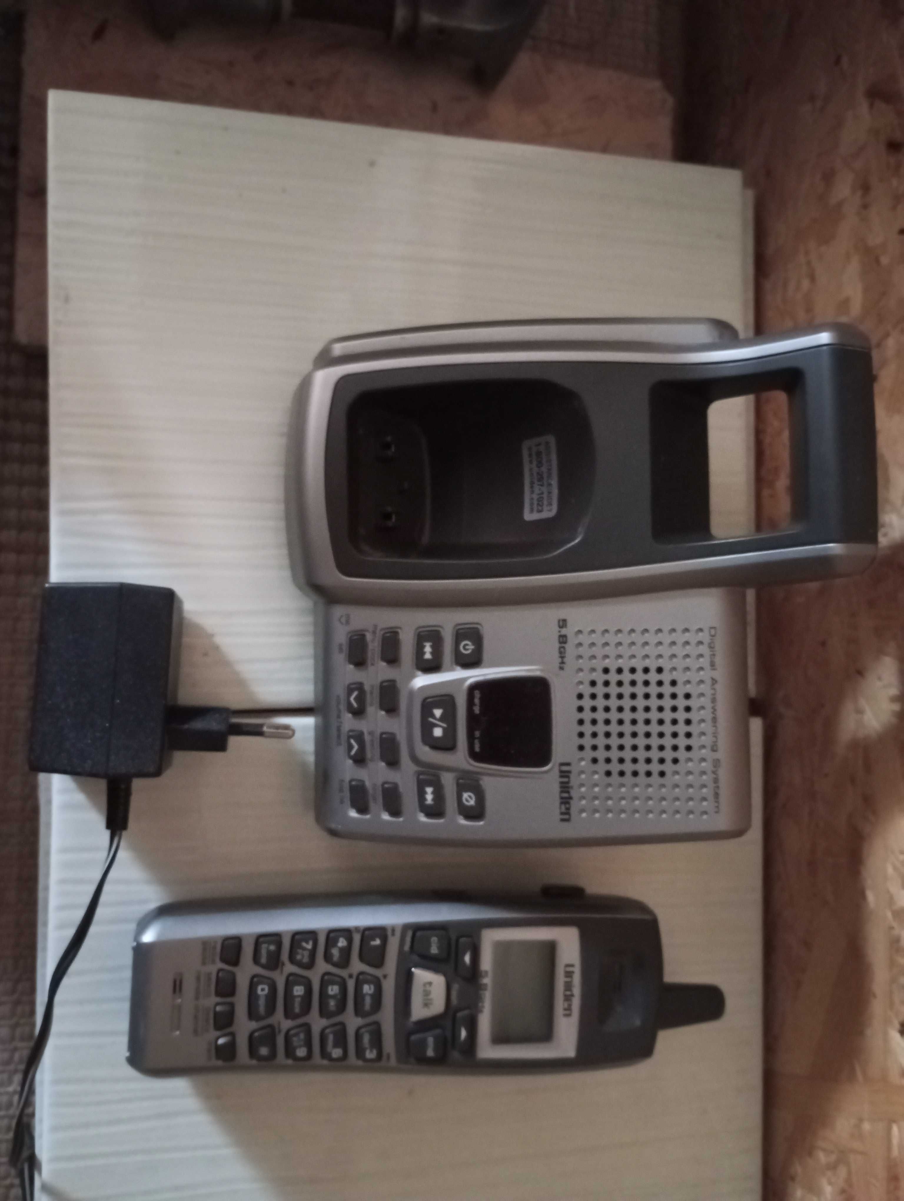 Telefon stacjonarny UNIDEN z przenośną słuchawką