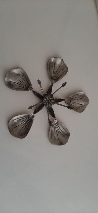 Cinzeiro em estanho com formato de flor (raro)