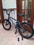 BMX preta com acessórios