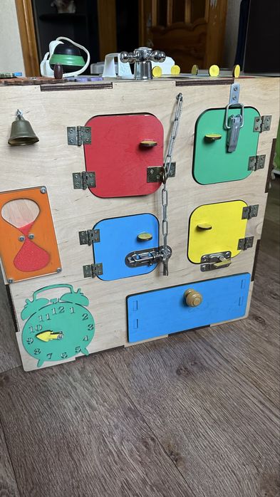 Бізікуб (бізіборд) деревʼяний