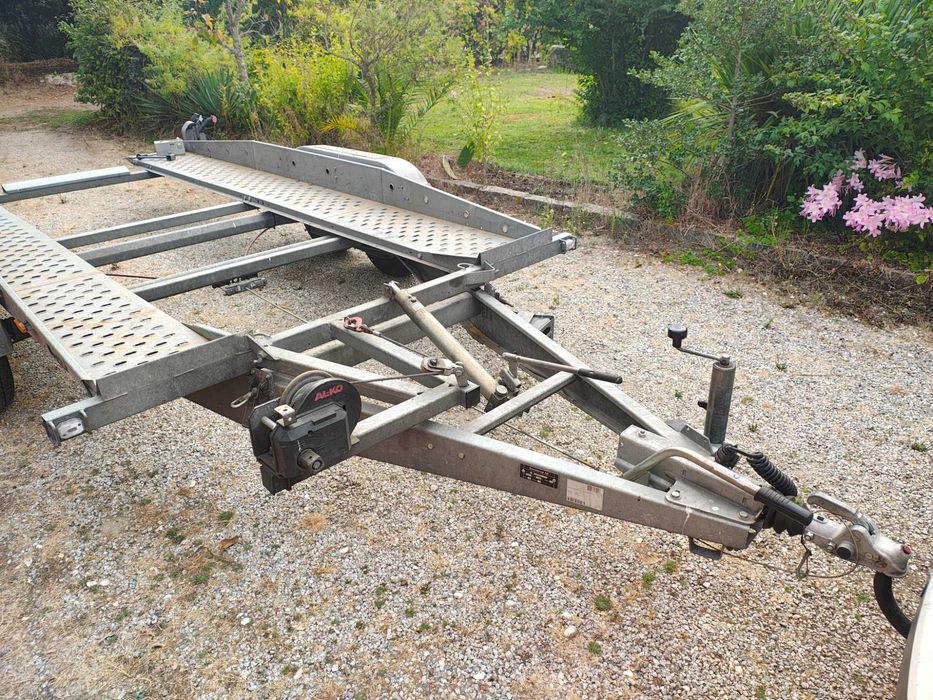 Peneus e atrelado reforçado como novo