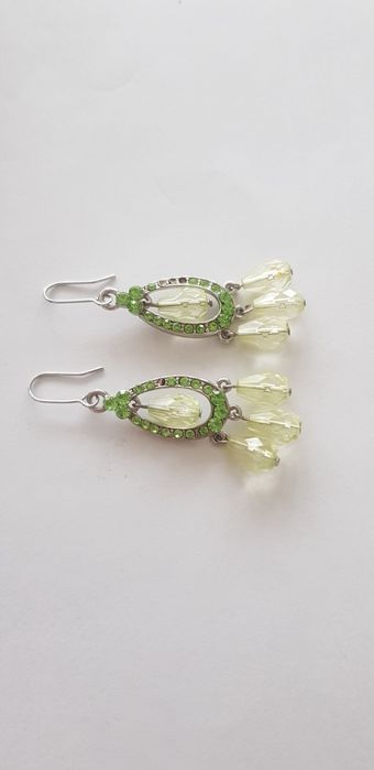 Piękne kolczyki w kolorze srebrnym ozdobione zielonymi kamieniami