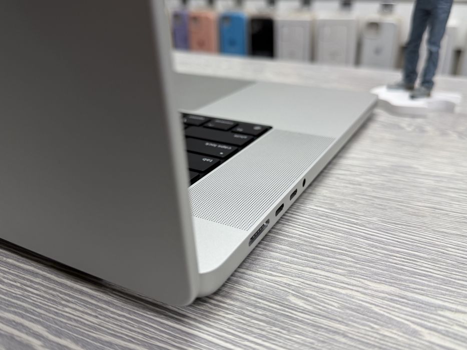 MacBook Pro 16  M1 Pro / RAM 16 / SSD 512 GB / Silver / 2021