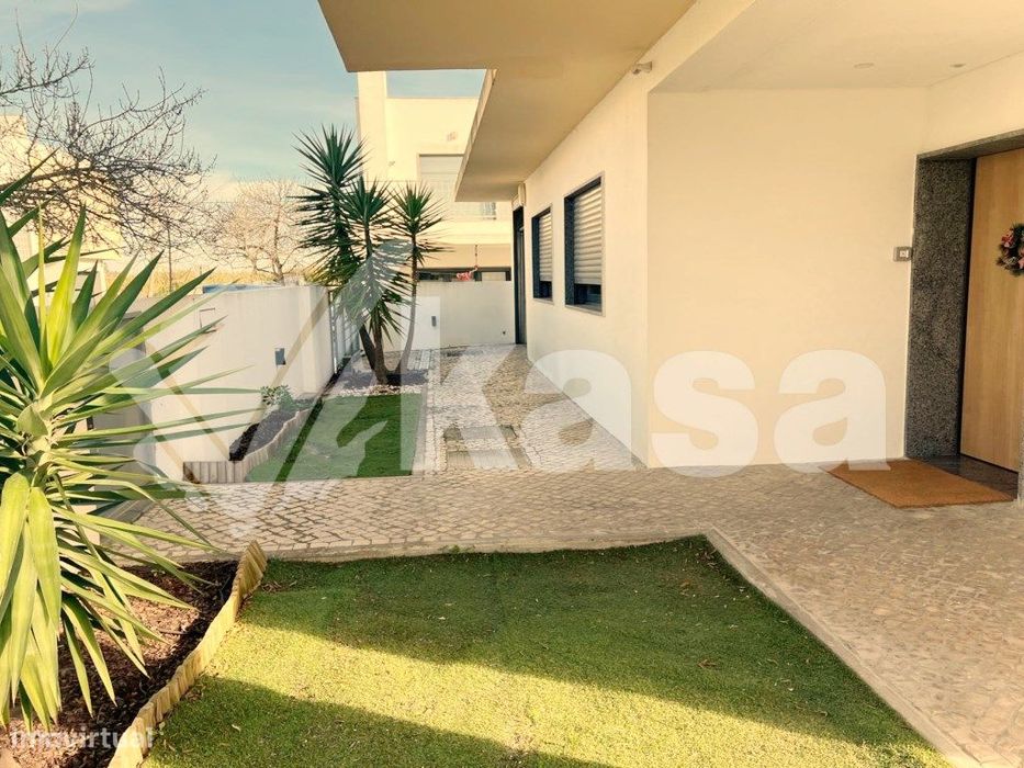 Moradia Isolada T4 com Jardim e Garagem em Santo António da Charnec...