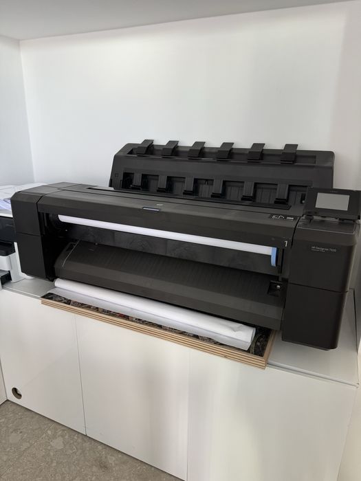 Plotter HP DesignJet T930 PS e 3 Apple iMacs de 27” (2x2015 + 2x2020)
