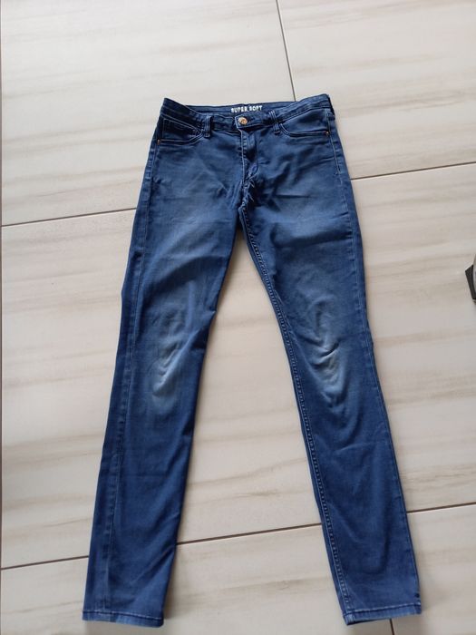 Jeansy granatowe rurki z rozciagliwego materiału marki H&M na 164cm.