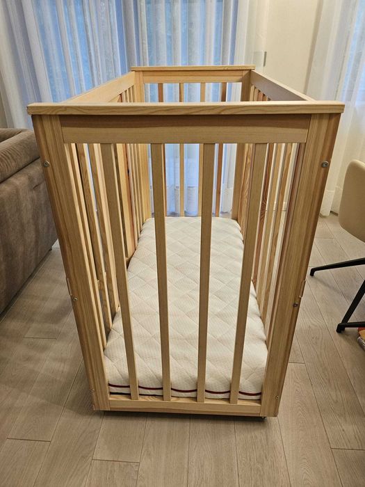 Łóżeczko 140 x 70 na kółkach z materacem