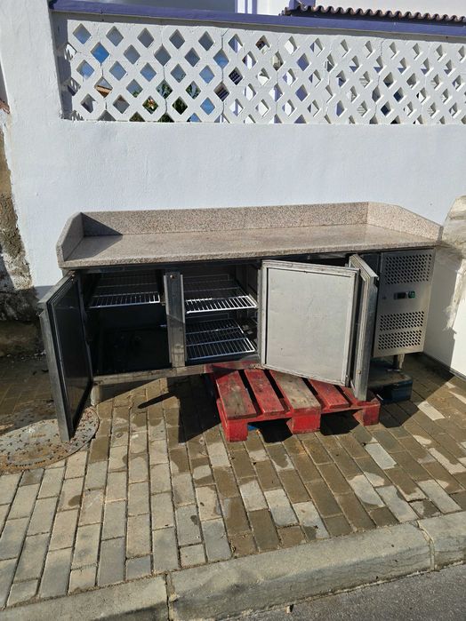 Balcão Refrigerado em Inox com Tampo de Granito – 3 portas