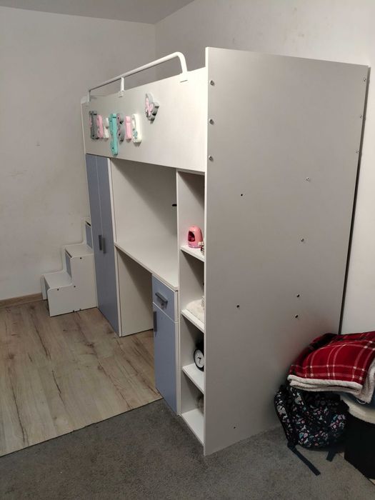 Łóżko piętrowe z biurkiem i szafą