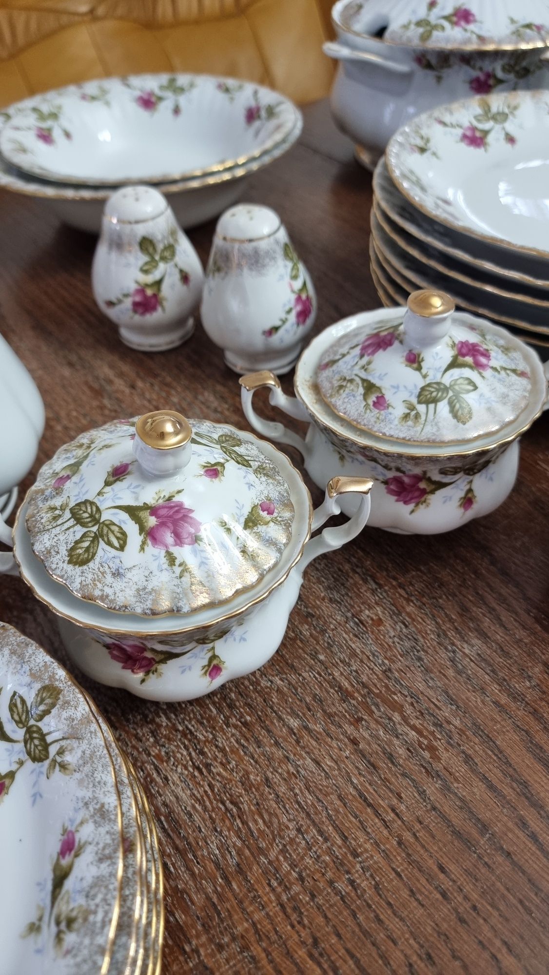 Komplet porcelany z firmy Chodzież model Iwona