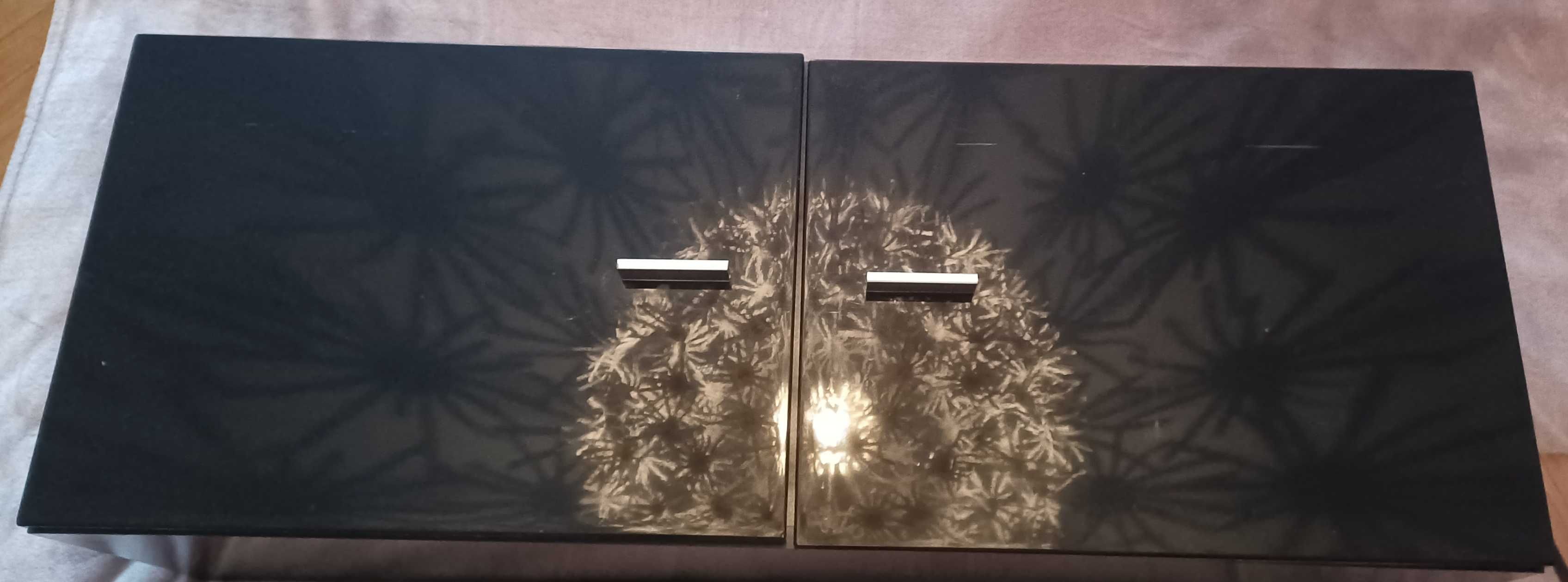 Dwie lakierowane szafki wiszące