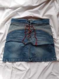 Spódniczka jeansowa ze wzorem sznurówki