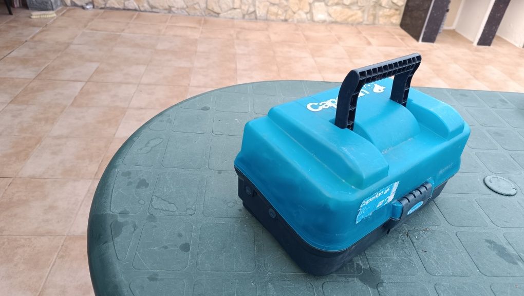 Caixa de pesca pequena azul em ótimo estado