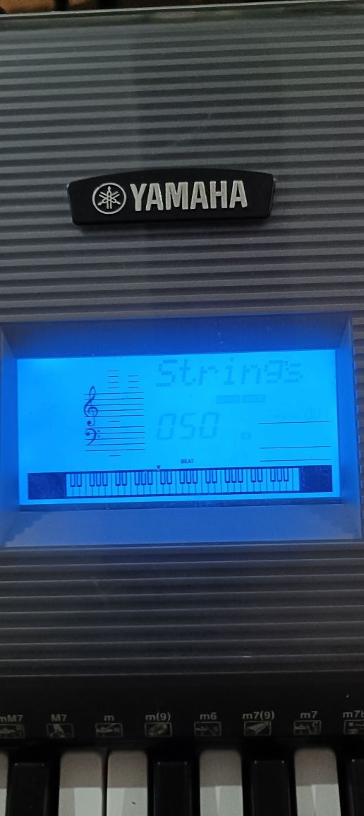 Vendo órgão Yamaha PSR e403 como novo já com alguns ritmos de baile