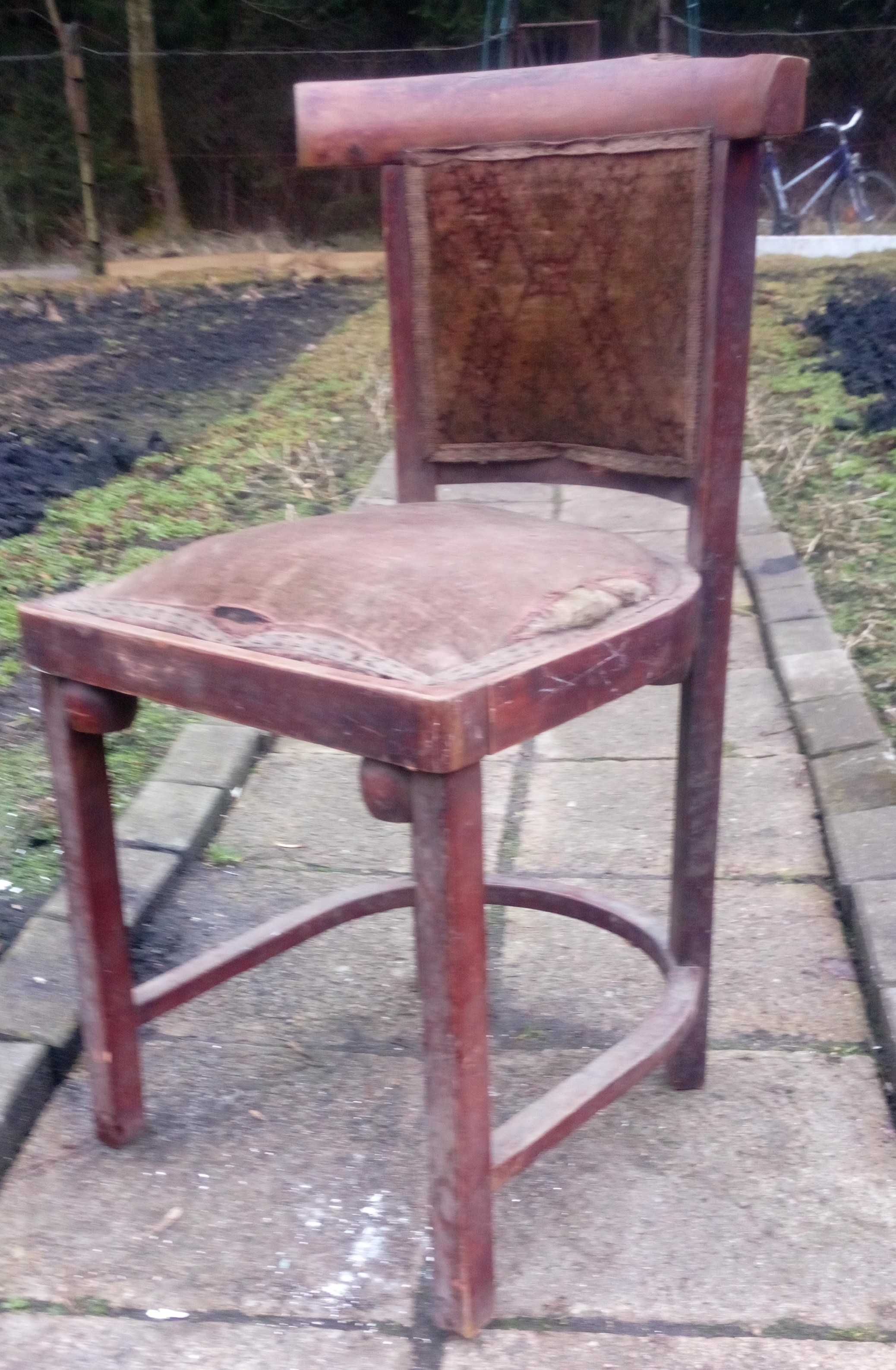 Stare krzesło  .