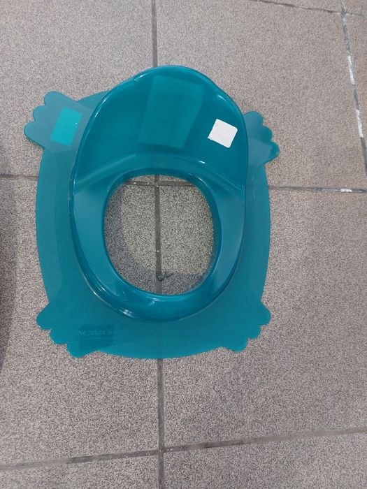 Varios redutores de sanita para bebé