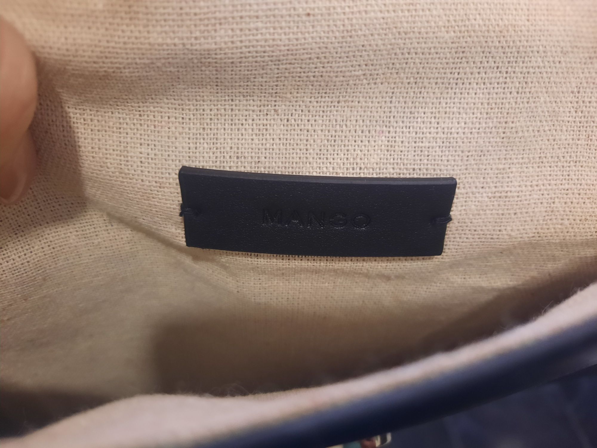 Clutch preta tipo envelope da Mango