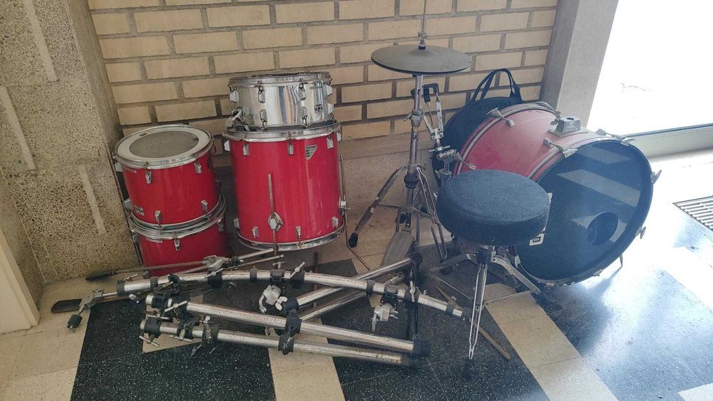 Bateria Acústica REMO completa com banco e 3 pratos.