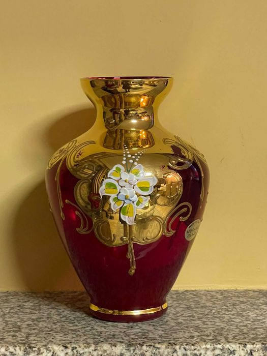 Jarra antiga com decoração floral e pássaros