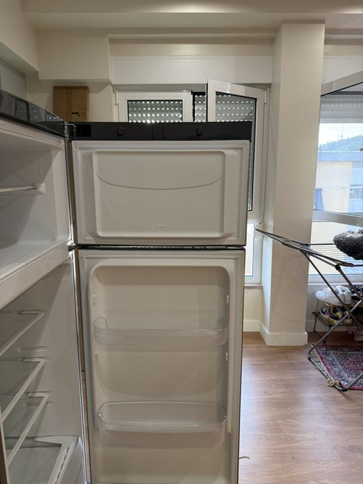 Frigorífico com congelador