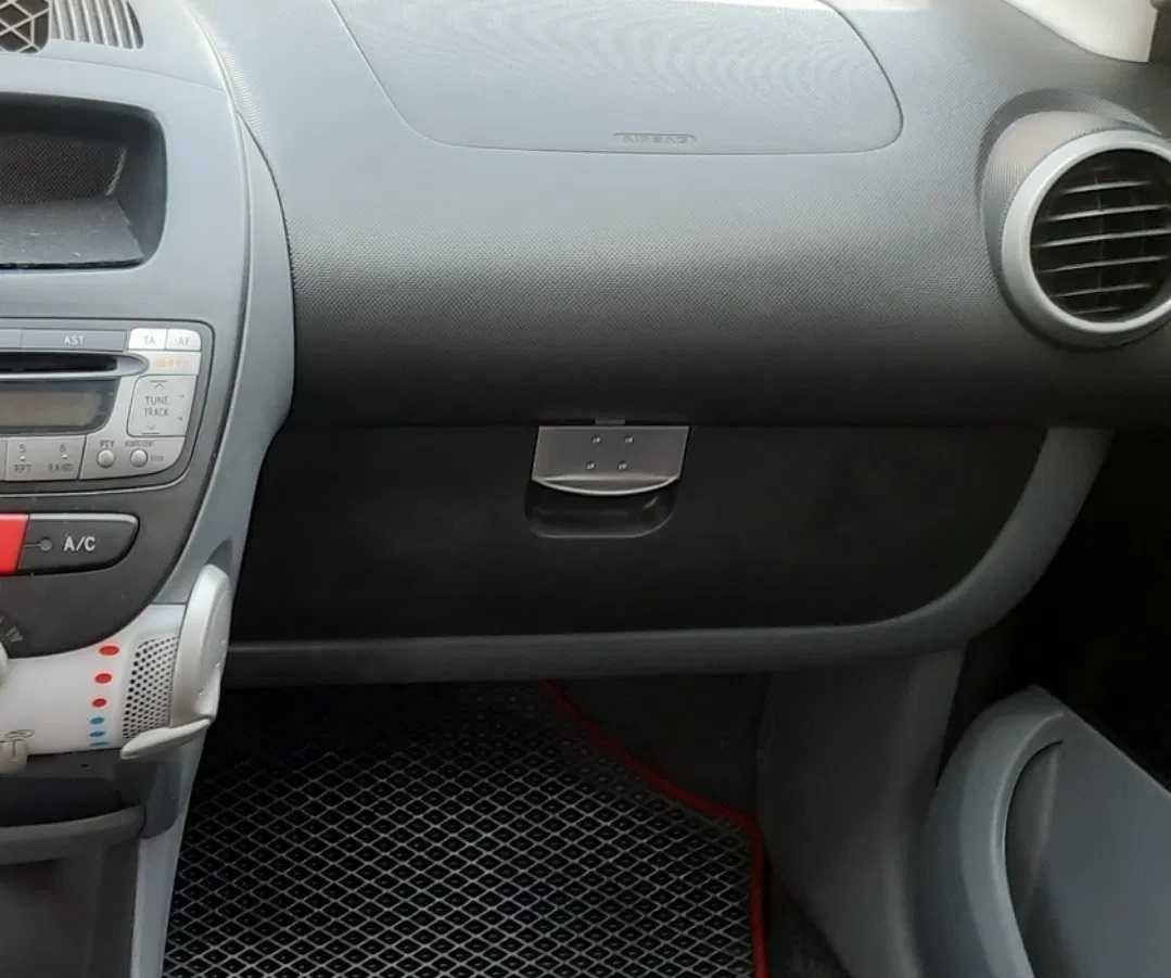 Кришка Чорна бардачок Toyota aygo, Citroen c1, peugeоt 107
