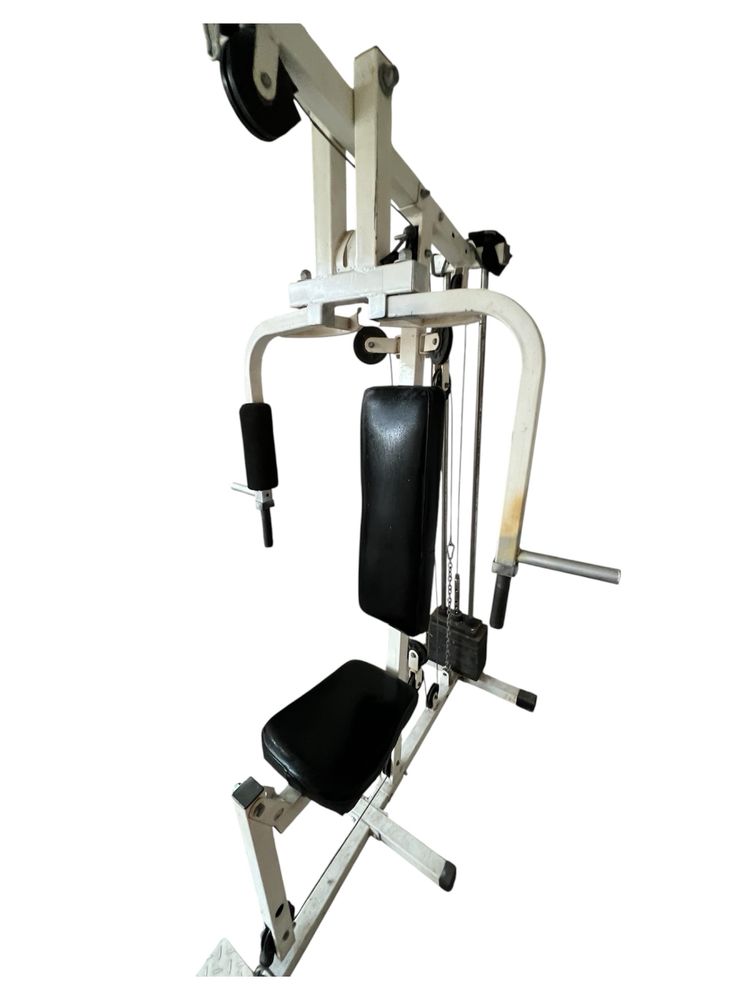 Maquina de fazer musculação, com multiplos exercícios.