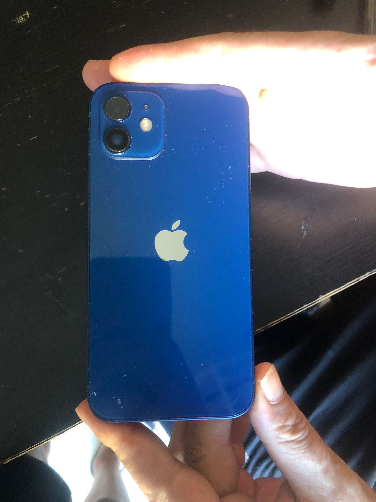Vendo iPhone 12 64 g com robô