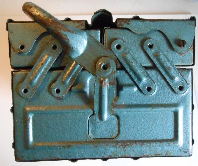 Antiga caixa de ferramentas metálica