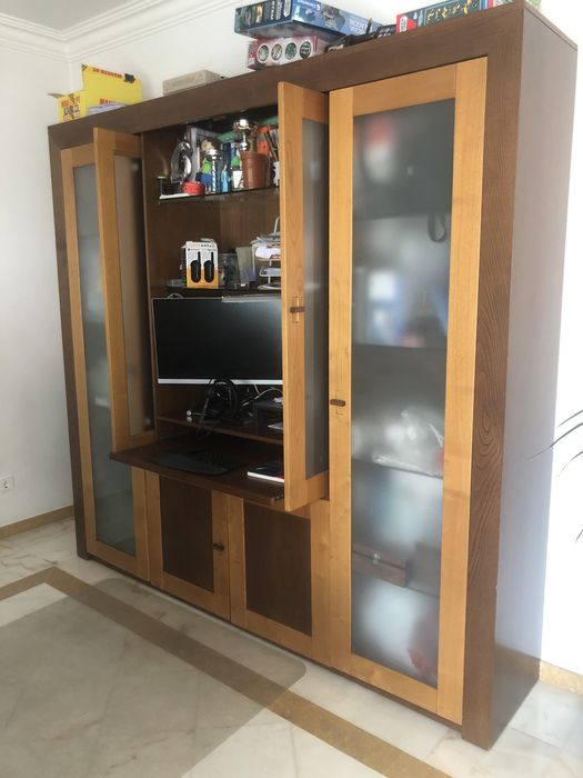 Armário em madeira com secretária