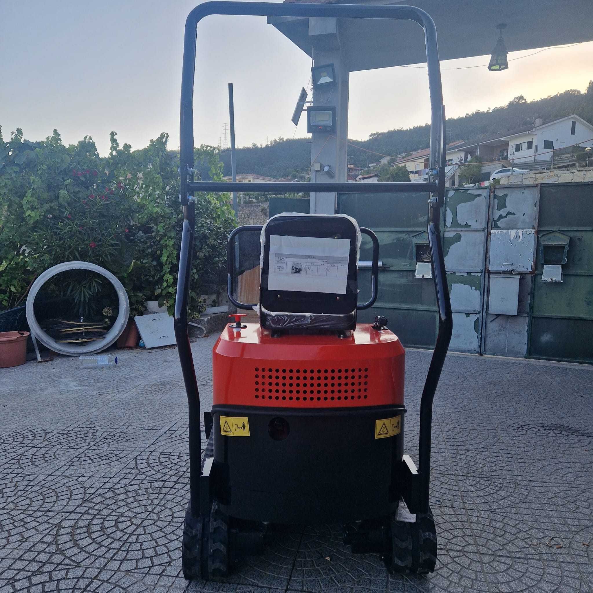 Mini escavadeira 1 ton com 18meses garantia 7000 € com  iva incluido.