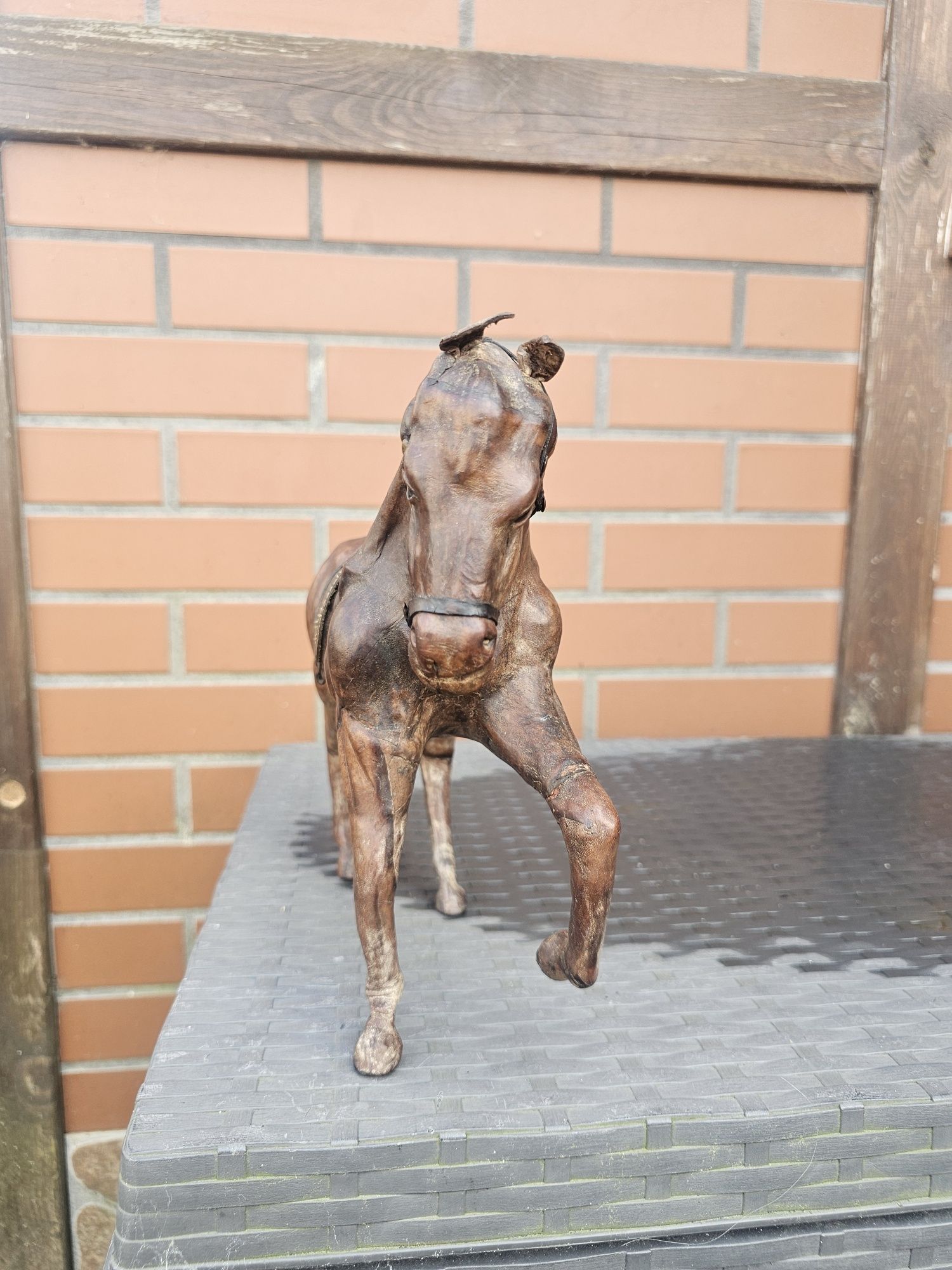 Stara drewniany figurka konia skóra