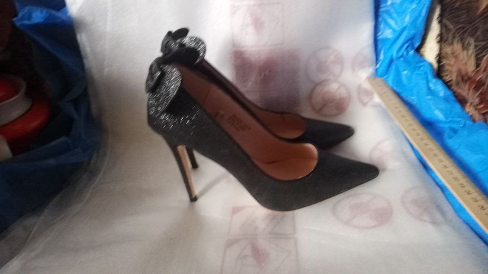 туфли женские на шпильці кросовки Naike та ,ботинки