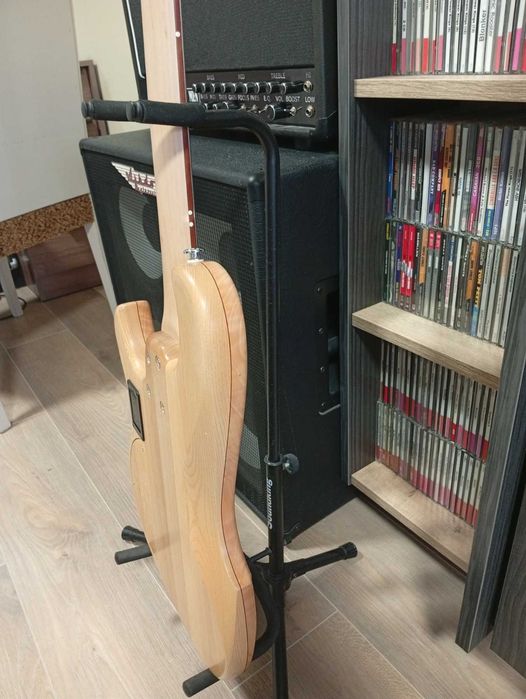 Бас гитара ручної роботи безладова.