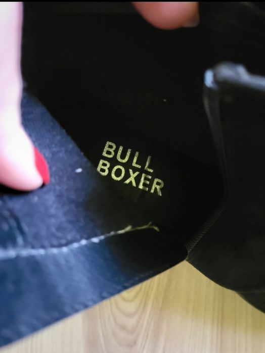 Nowe zamszowe czarne botki na słupku i platformie BullBoxer
