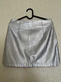 Zara мини юбка из эко кожи серебристая металлик р. s