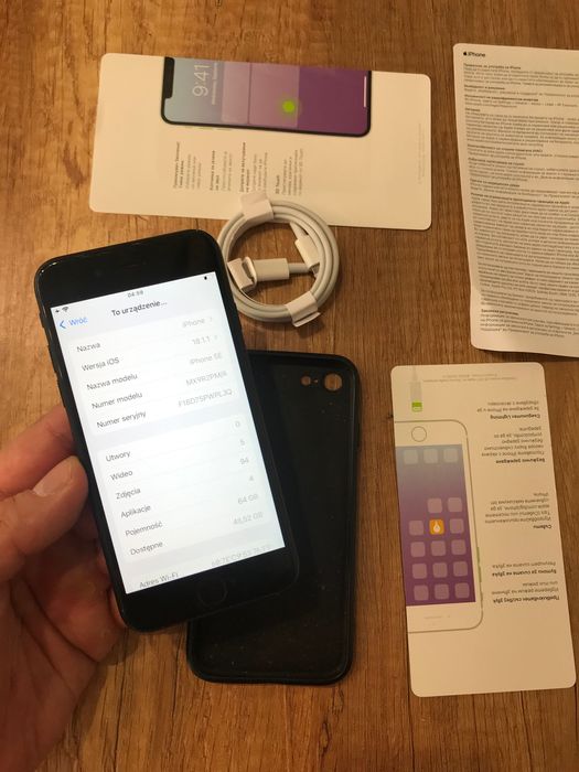 iPhone stan se 2020 - dobry stan 64Gb ładowarka etui