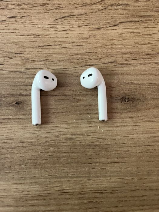 AirPods gen. 2. Prawa słuchawka gra trochę ciszej.