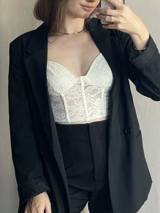 Kremowy koronkowy top gorsetowy