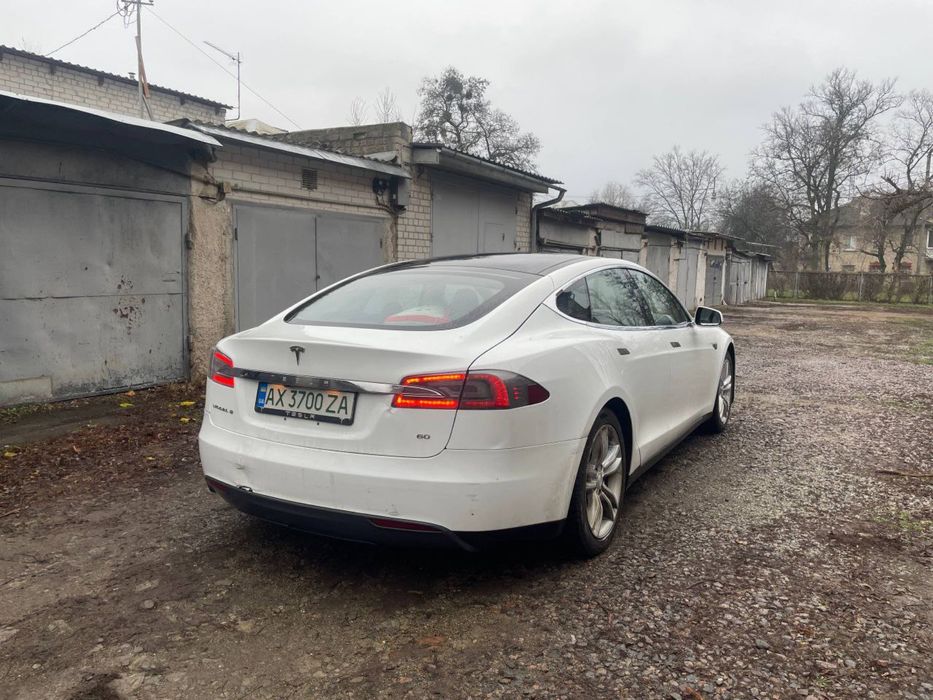 Tesla Model S 2013 год выпуска 60KB пневмо срочно!