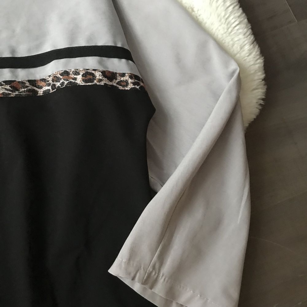 Szaro-czarna bluza z kapturem , panterkowe wstawki, bardzo cienka.